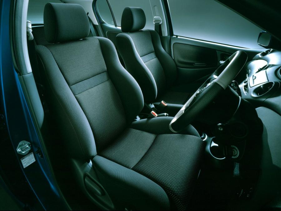  Toyota Vitz RS 3-Door 2000 года  (фото 3 из 6)